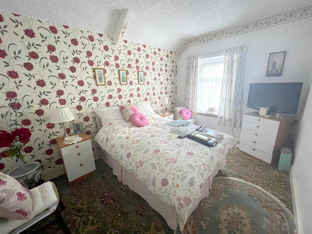 Bedroom 1a.jpg