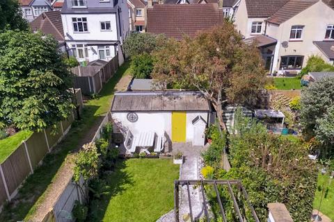 4 bedroom end of terrace house for sale, Lansdowne Avenue, Leigh-on-Sea, Essex, SS9