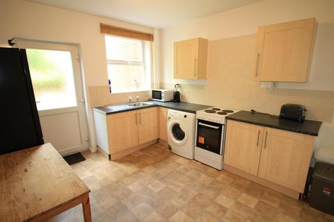 2 bedroom terraced house to rent, Cromwell Street, Nottingham NG7