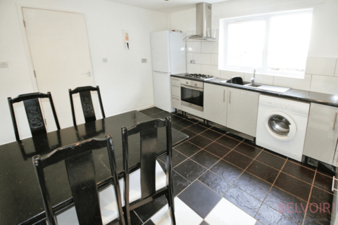 4 bedroom terraced house to rent, Oliver Close, Nottingham NG7