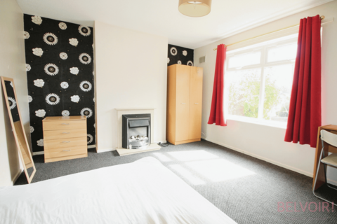 4 bedroom terraced house to rent, Oliver Close, Nottingham NG7