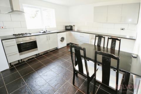 4 bedroom terraced house to rent, Oliver Close, Nottingham NG7