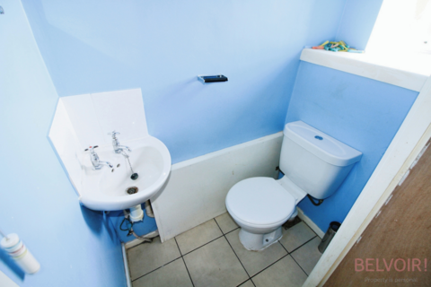 4 bedroom terraced house to rent, Oliver Close, Nottingham NG7