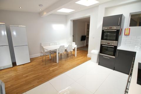 6 bedroom terraced house to rent, Cromwell Street, Nottingham NG7