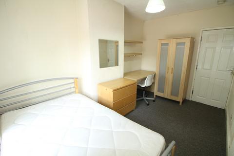 6 bedroom terraced house to rent, Cromwell Street, Nottingham NG7