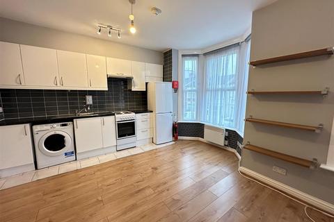 2 bedroom apartment to rent, Sydney Road, London N8