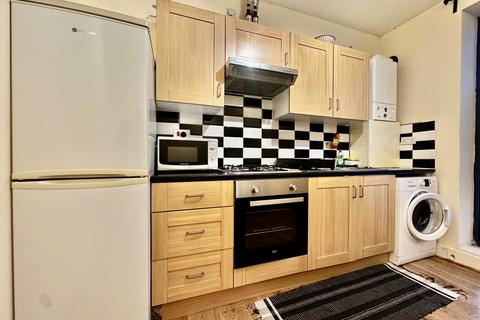 2 bedroom flat to rent, Caxton Road, SW19