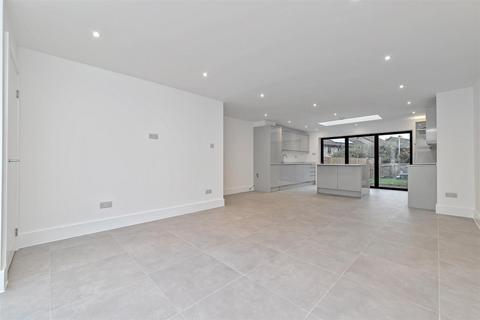 16 Chiltern Road, St Albans, AL4 9TE