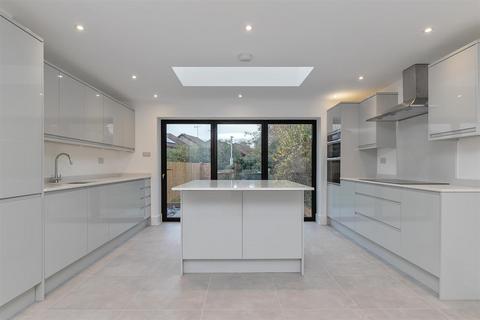 16 Chiltern Road, St Albans, AL4 9TE