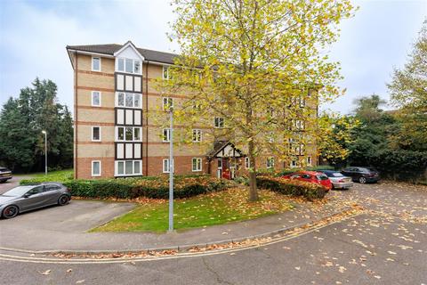 2 bedroom flat to rent, Woodland Grove, Epping