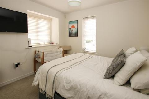 2 bedroom house to rent, Chatham Way, Brentwood