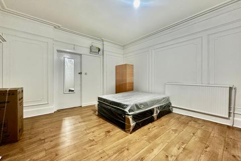 Studio to rent, Woodbourne Avenue, SW16