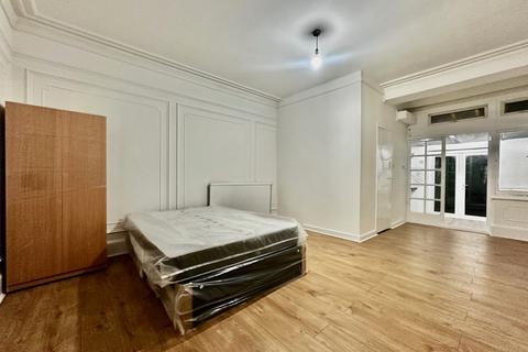 Studio to rent, Woodbourne Avenue, SW16