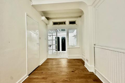 Studio to rent, Woodbourne Avenue, SW16