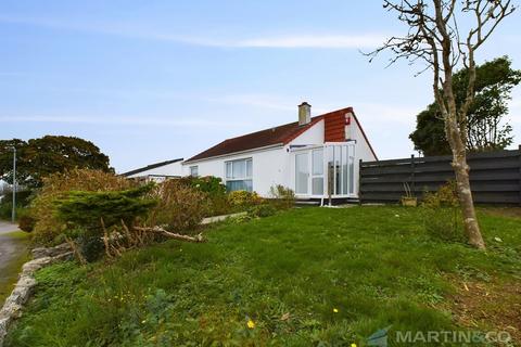 2 bedroom detached bungalow to rent, Church Way, Falmouth