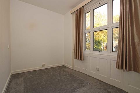 2 bedroom flat to rent, The Grove, Isleworth TW7