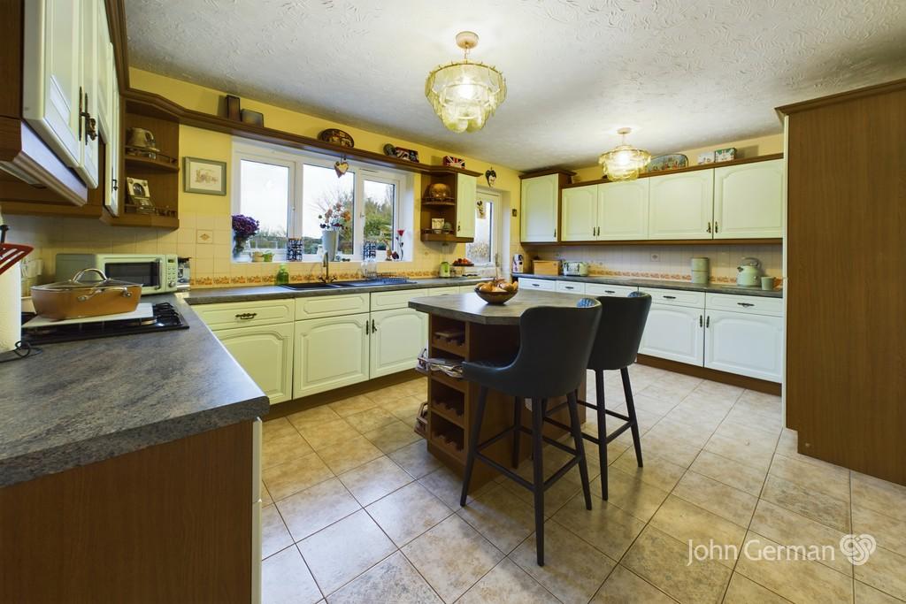 https://media.onthemarket.com/properties/16111908/1517714916/image-5-1024x1024.jpg