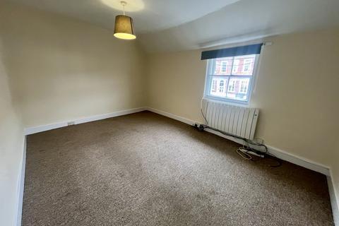 2 bedroom flat to rent, High Street, Hungerford