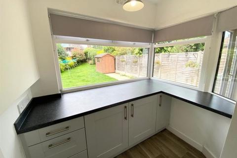 3 bedroom semi-detached house to rent, Highwood Avenue, Solihull B92