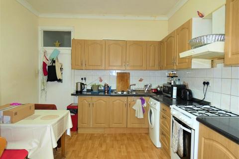 3 bedroom terraced house to rent, Warwick Road, Bounds Green N11