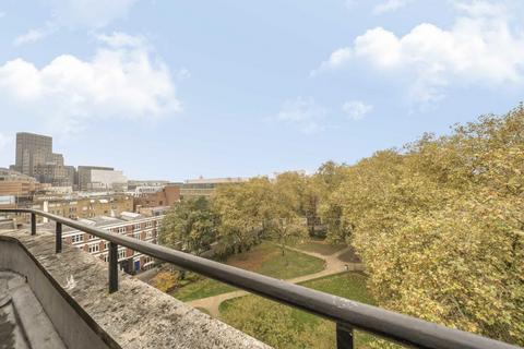 Studio to rent, Charterhouse Square, London EC1M