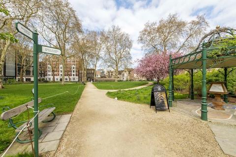 Studio to rent, Charterhouse Square, London EC1M