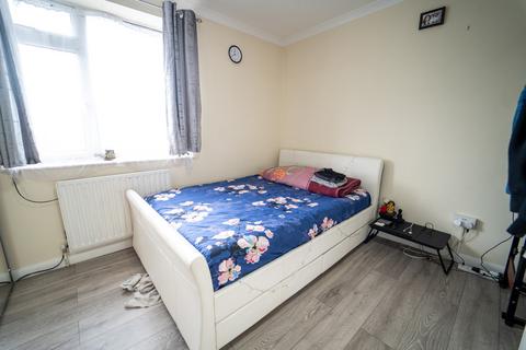 2 bedroom end of terrace house for sale, Longhook Gardens, Northolt