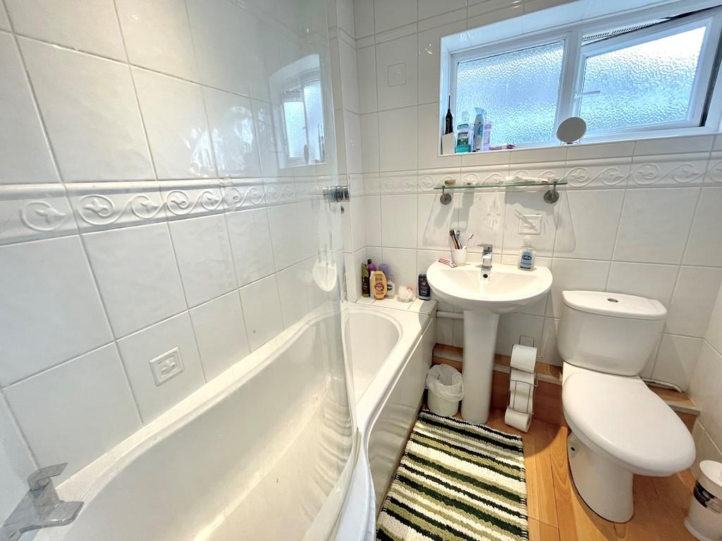 12 Mallon Dene Bathroom