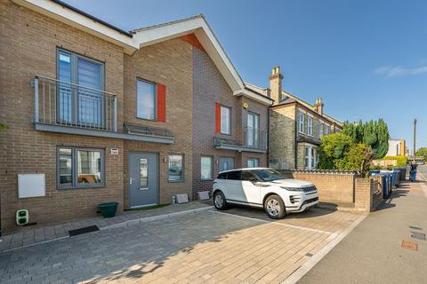 4 bedroom terraced house to rent, Victoria Road , Barnet EN4