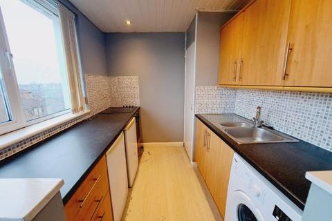 1 bedroom flat to rent, Conifer Court, Forest Hall, Newcastle Upon Tyne - One Bedroom Top Floor Flat