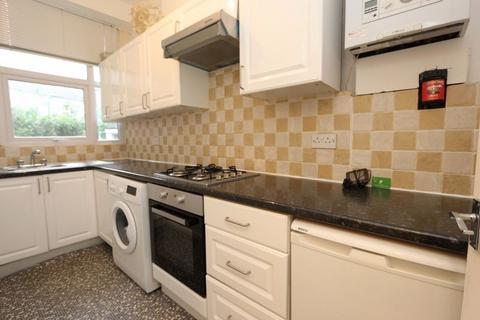 Studio to rent, Palmerston Crescent, London N13