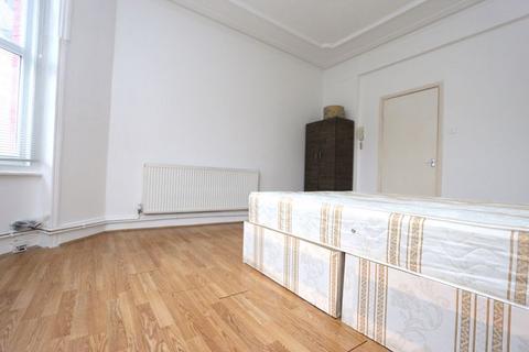 Studio to rent, Palmerston Crescent, London N13