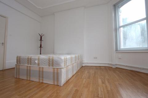 Studio to rent, Palmerston Crescent, London N13