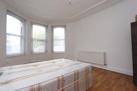 Studio to rent, Palmerston Crescent, London N13