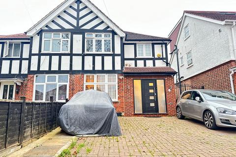 4 bedroom semi-detached house to rent, Devon Waye, Hounslow TW5