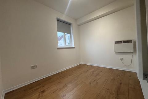 Studio to rent, Hall Lane, Chingford, E4