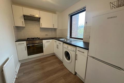 2 bedroom apartment to rent, Farriers Road, Epsom, KT17