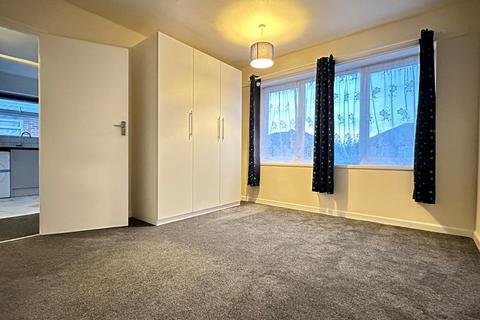 2 bedroom maisonette to rent, Shelley Close, Hayes UB4