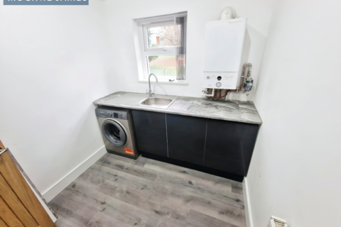 3 bedroom flat to rent, Whitchurch Road