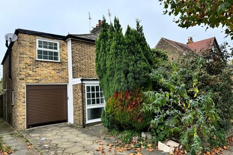 2 bedroom semi-detached house for sale, Avenue Road, London N14