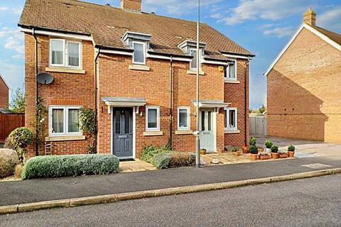 3 bedroom semi-detached house to rent, Lakeland Drive, Aylesbury HP18