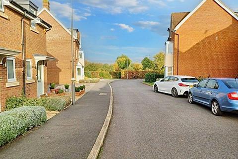 3 bedroom semi-detached house to rent, Lakeland Drive, Aylesbury HP18