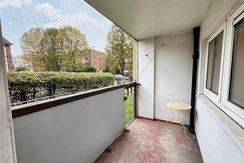 2 bedroom flat for sale, Windsor Road, London