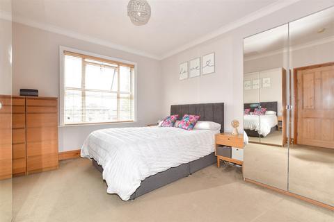 40 Brighton Road, Horley, RH6 7HD