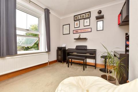 40 Brighton Road, Horley, RH6 7HD