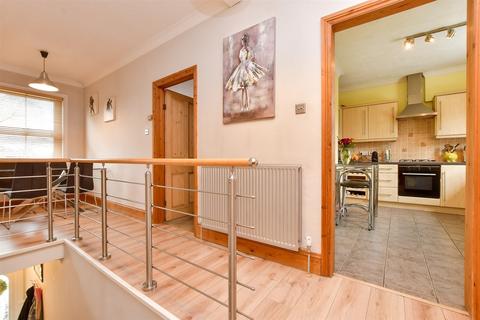 40 Brighton Road, Horley, RH6 7HD