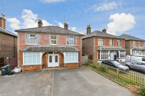 40 Brighton Road, Horley, RH6 7HD