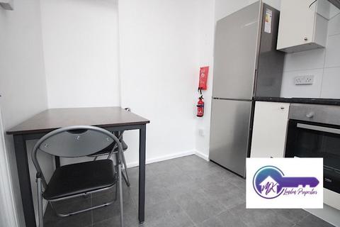 3 bedroom flat to rent, London E2