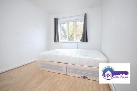 3 bedroom flat to rent, London E2