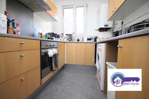 3 bedroom flat to rent, London E2